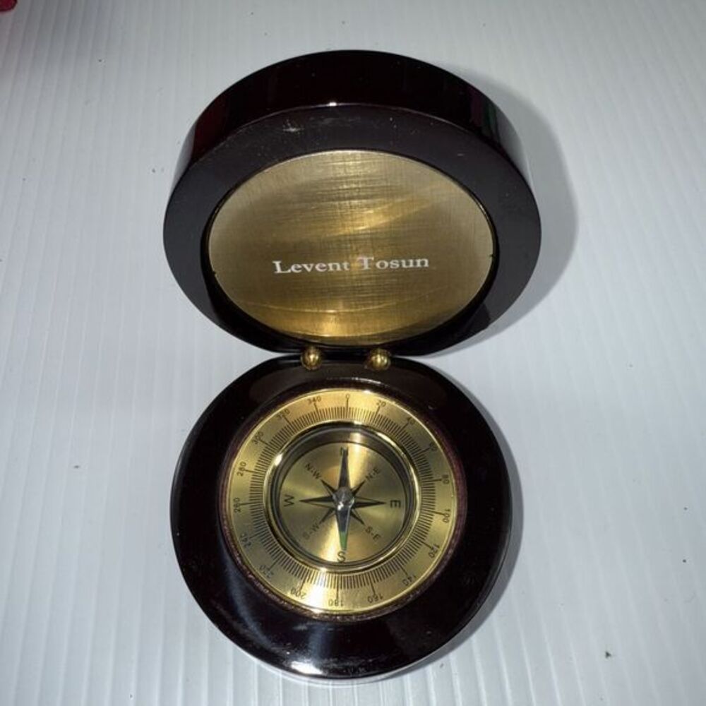 Compass-Mahogany:‎  Engraved Navigator
